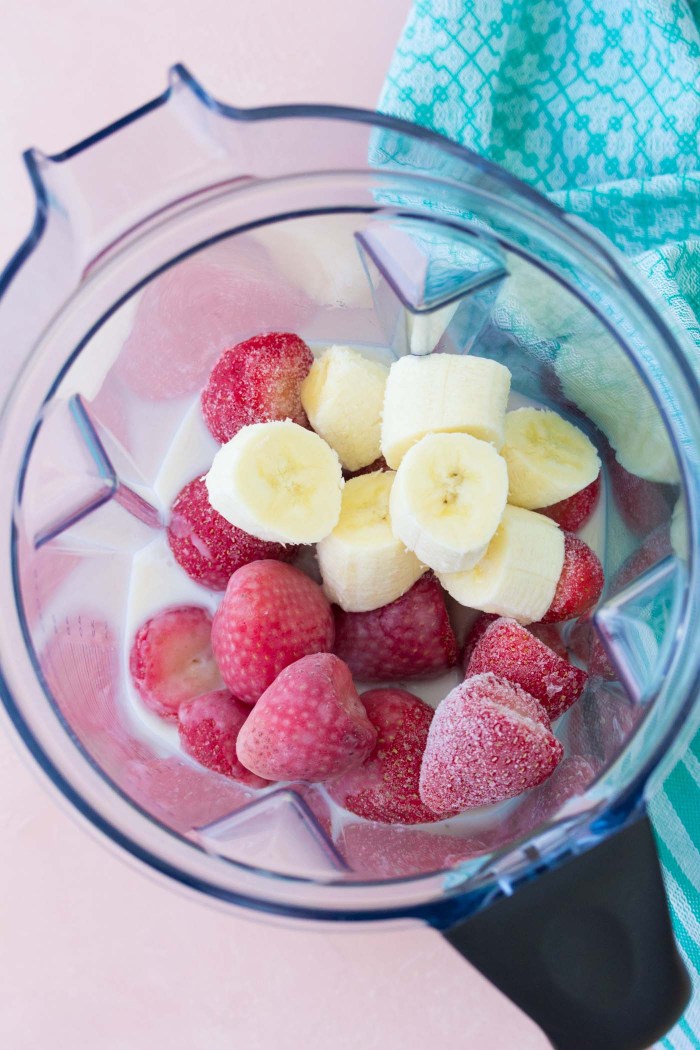 How to make a healthy strawberry banana smoothie, with or without yogurt! This easy smoothie recipe needs just 4 simple ingredients. A refreshing snack or healthy breakfast! Frozen strawberries, banana, almond milk and Greek yogurt in a blender.